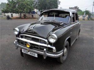 Inde vieille voiture noire de marque Ambassador