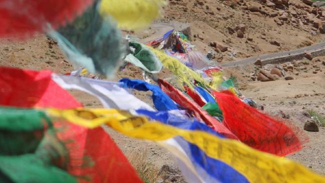 Ladakh drapeaux multicolores dans le vent devant de la terre sèche