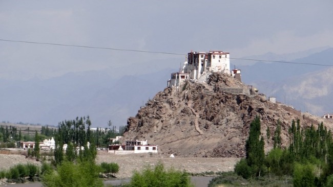 Ladakh vieux monastère blanc en haut d'une colline rocailleuse