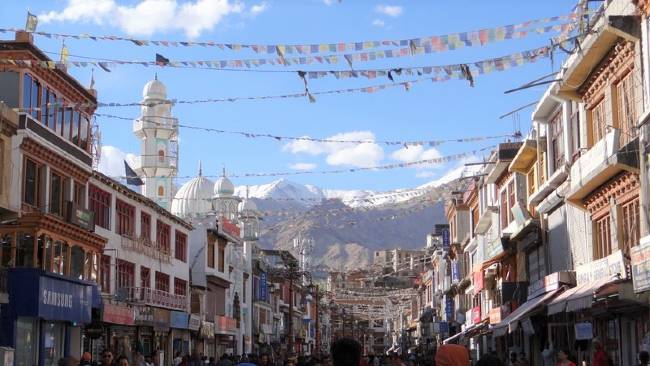 Ladakh rue avec des drapeaux accrochés de part et d'autre des immeubles