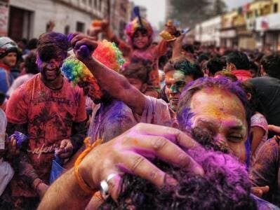 Inde des hommes aspergés de poudres de couleurs font la fête