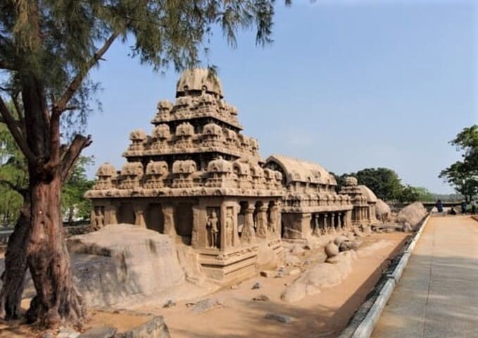 Mamallapuram vieux bâtiments de pierre posés sur un sol sableux